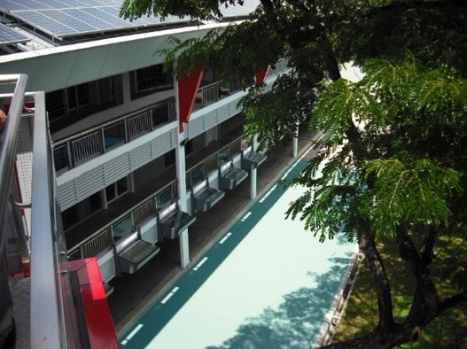 （写真）シンガポールのＺＥＢ（ゼロ エネルギー ビル）の敷地に塗装された遮熱性舗装