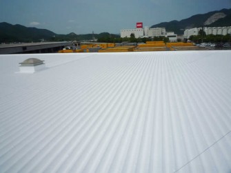 遮熱塗料ミラクール施工実績2010　岡山県飲料メーカー物流管理棟屋根（鋼板）　S300クールホワイト施工