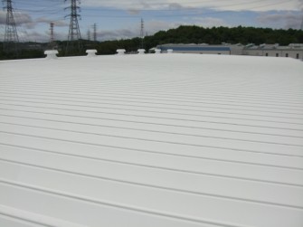 遮熱塗料ミラクール施工実績2011　貝印物流（株）物流センター屋根S100クールホワイト施工