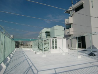 遮熱塗料ミラクール施工写真　東京都　マンション屋上（コンクリート）AW700クールホワイト施工