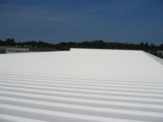遮熱塗料ミラクール施工写真　千葉県　倉庫屋根（折板）5,718㎡　S100クールホワイト施工
