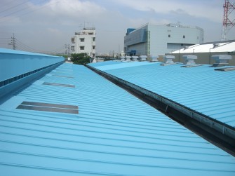 遮熱塗料ミラクール施工実績2006　東京都　工場屋根（鋼板）3,200㎡　F200パステルブルー施工