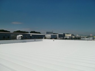 遮熱塗料ミラクール施工写真　埼玉県　自動車ディーラー屋根（鋼板）1,200㎡　S100クールホワイト施工
